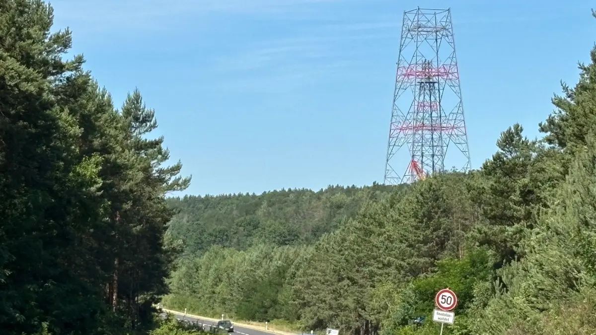 Von der Landesstraße L60 von Schipkau in Richtung Kostebrau beziehungsweise Lauchhammer ist das Gerüst des Höhenwindturms gut zu sehen. Das Bauwerk soll noch mehr als doppelt so hoch werden.