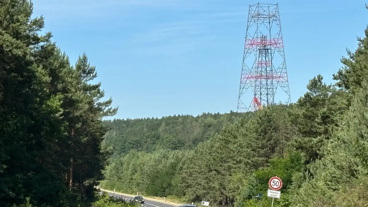 Von der Landesstraße L60 von Schipkau in Richtung Kostebrau beziehungsweise Lauchhammer ist das Gerüst des Höhenwindturms gut zu sehen. Das Bauwerk soll noch mehr als doppelt so hoch werden.