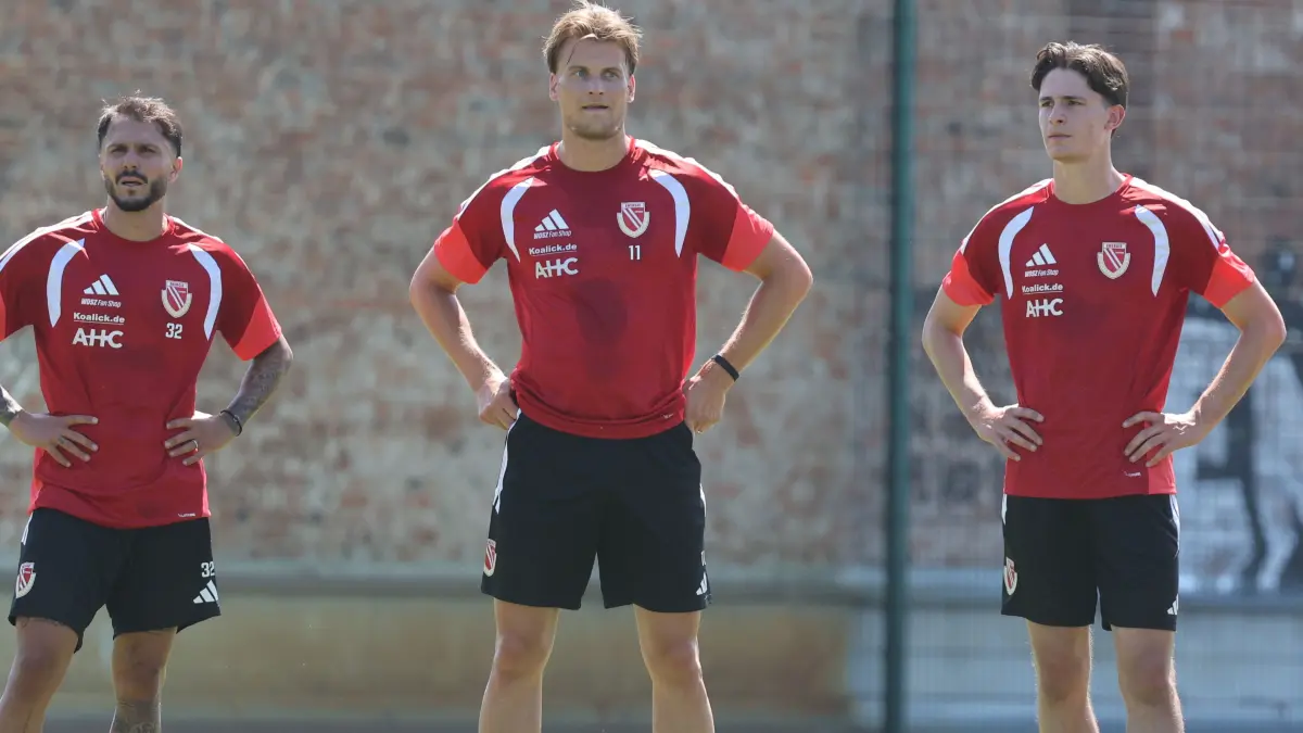 Fussball 2. Liga 2026/2027 FC Energie Cottbus - Trainingsauftakt: 32 Leonardo Bittencourt (Energie Cottbus, l.), 11 Moritz Hannemann (Energie Cottbus) und 16 Gianluca Pelzer (Energie Cottbus)