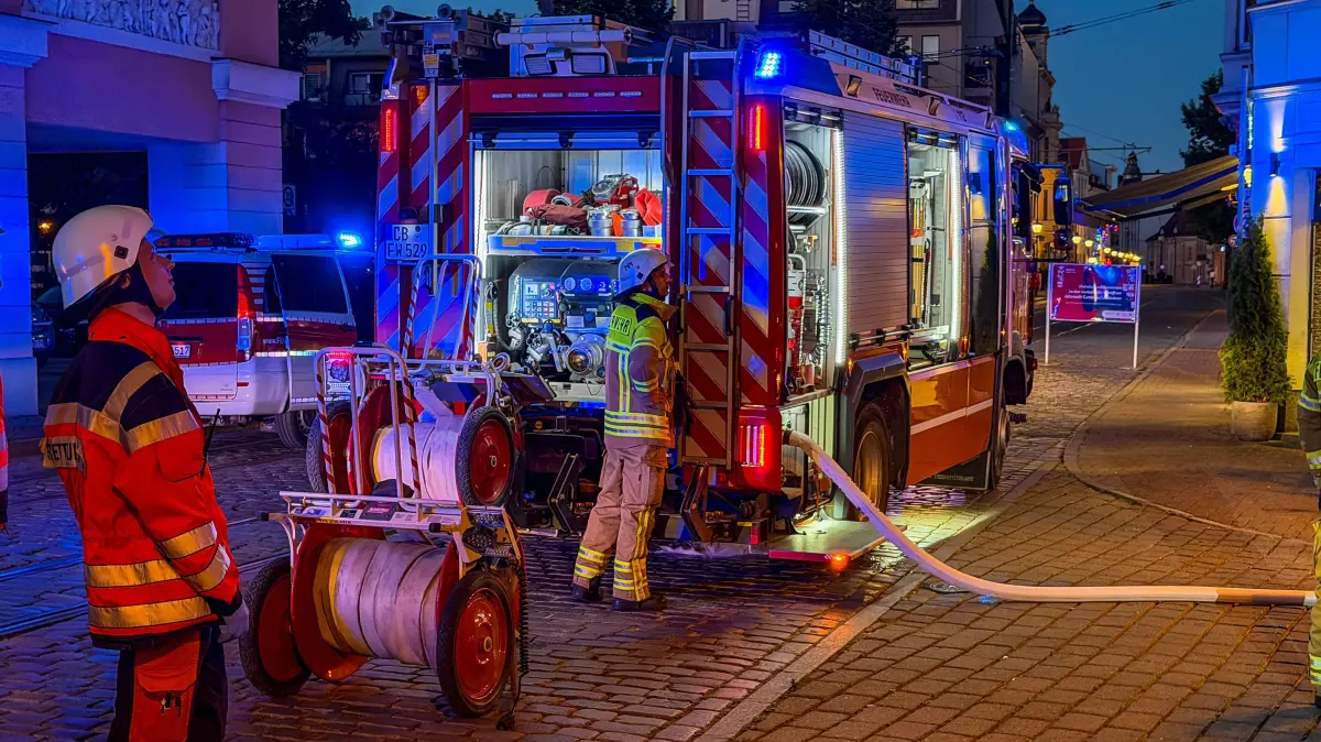 Die Feuerwehr musste in der Innenstadt von Cottbus einen Brand in einer leer stehenden Wohnung eines Mehrfamilienhauses löschen. Was bisher zu dem Einsatz bekannt ist.