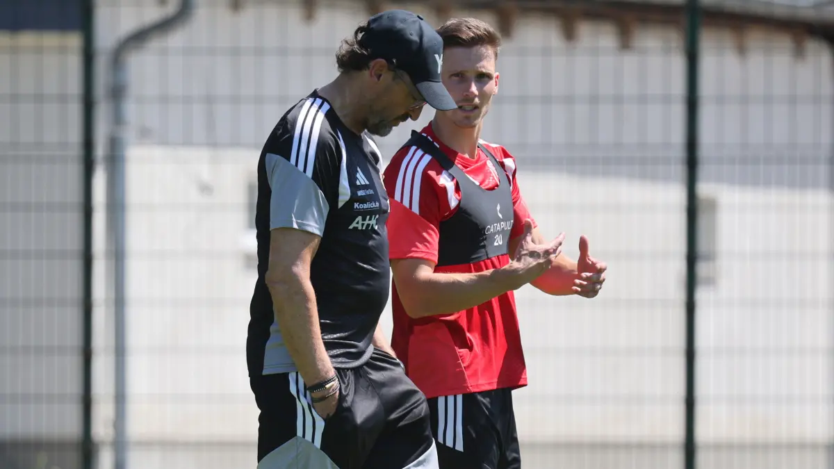 Fussball 2. Liga 2026/2027 FC Energie Cottbus - Trainingsauftakt: Trainer Claus-Dieter Wollitz (Energie Cottbus, vorn) und 20 Axel Borgmann (Energie Cottbus)