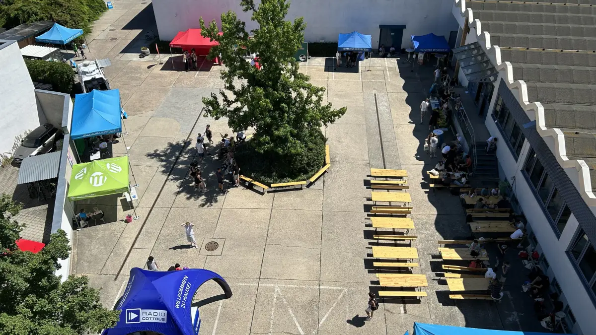 Bei aktuell 30 Grad suchen viele Teilnehmende den Schatten auf und machen eine kleine Pause.