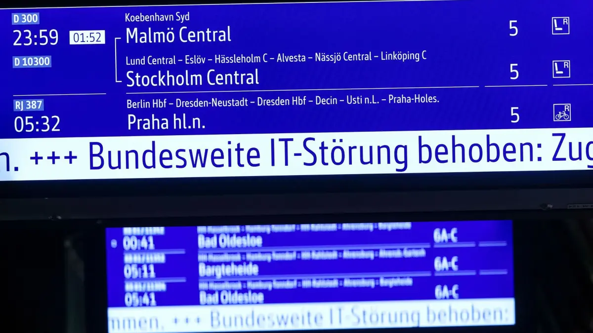 Funkstörung bundesweit bei Bahnverkehr: 23.06.2026, Hamburg: „Bundesweite IT-Störung behoben“ wird auf einer Anzeigetafel im Hamburger Hauptbahnhof angezeigt. Der Verkehr der Deutschen Bahn war wegen einer Funkstörung bundesweit eingestellt. Foto: Bodo Marks/dpa +++ dpa-Bildfunk +++