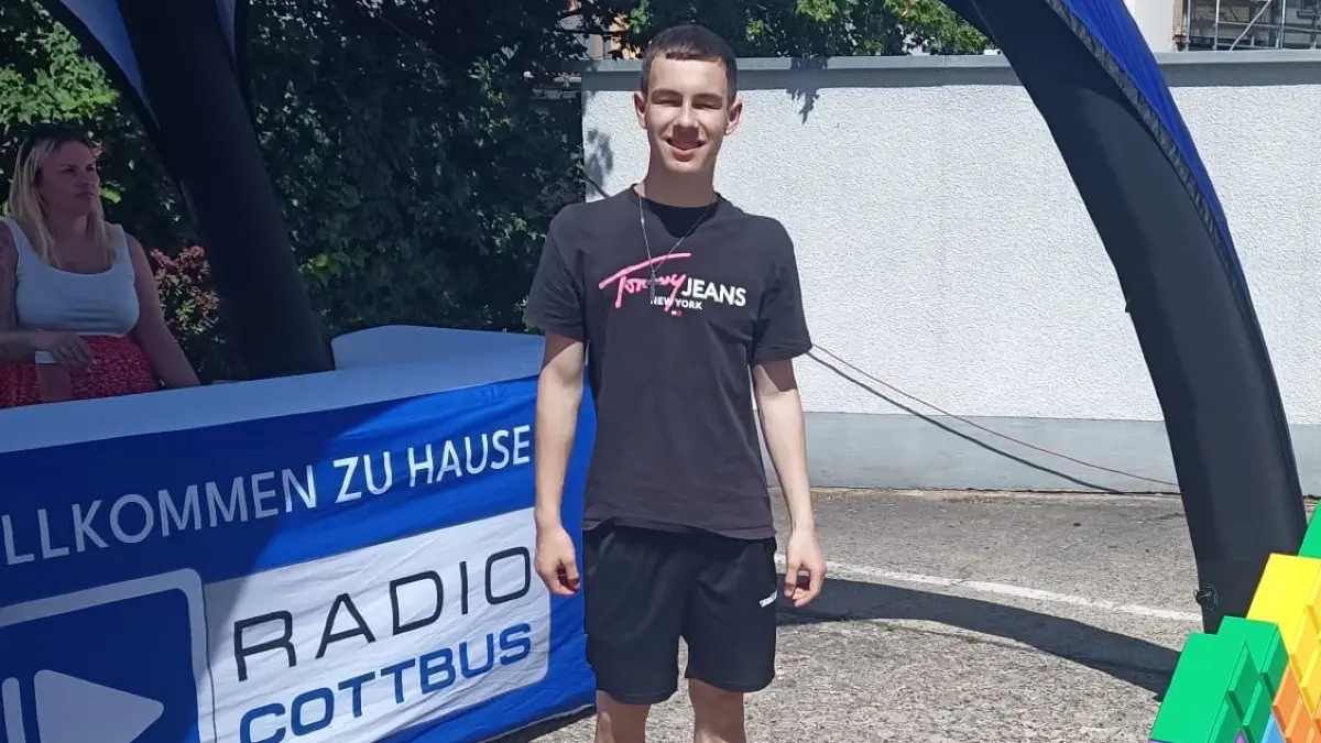 Arthur Bach (13), hier vor der Station von Radio Cottbus, findet nicht nur das Wetter gut, sondern auch das Schreiben beim Newsblog.