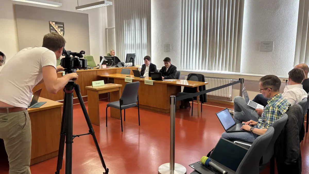 Zweiter Verhandlungstag im Amtsgericht Weißwasser um die Verkehrsdelikte des sächsischen Kultusministers Conrad Clemens (CDU). Auf der Anklagebank sitzt er neben seinem Anwalt Dr. Lukas Schefer.