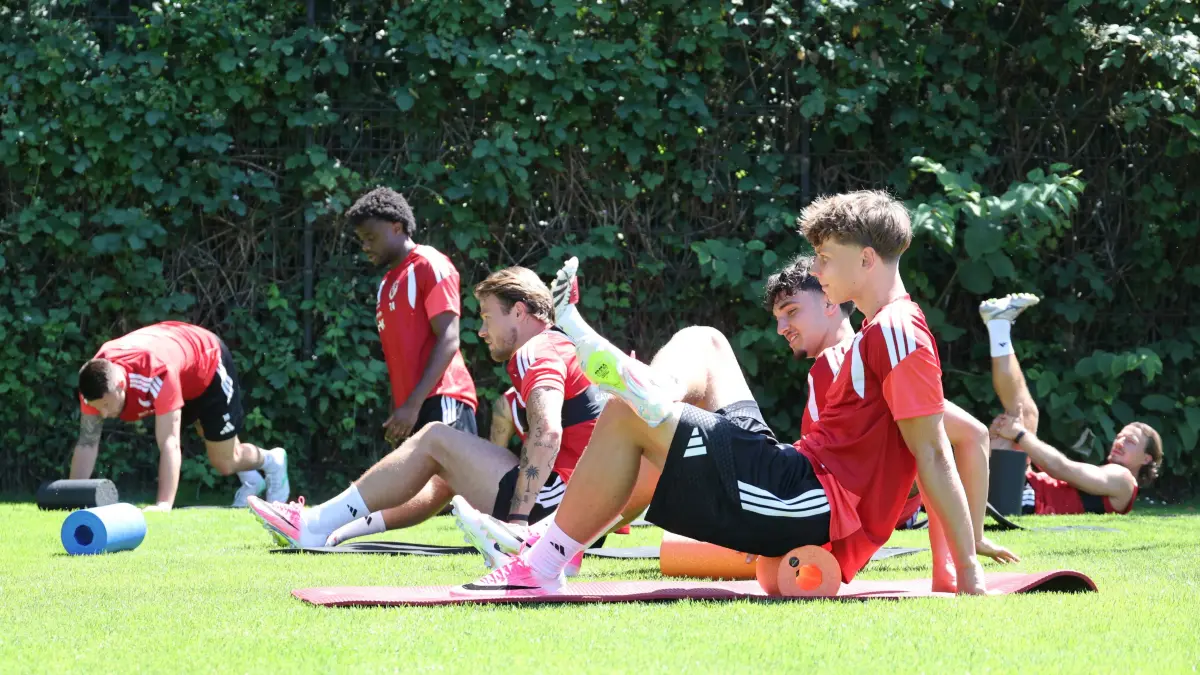 Fussball 2. Liga 2026/2027 FC Energie Cottbus - Trainingsauftakt: Erwärmung