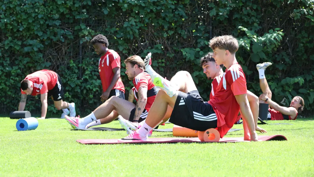 Fussball 2. Liga 2026/2027 FC Energie Cottbus - Trainingsauftakt: Erwärmung
