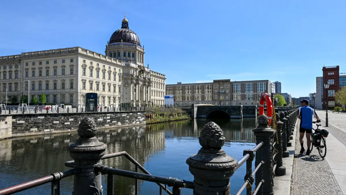 Humboldt Forum: ARCHIV - 16.04.2025, Berlin: Blick auf das Humboldt Forum mit dem Spreekanal. (zu dpa: «Wie Weimer auf fünf Jahre Humboldt Forum blickt») Foto: Jens Kalaene/dpa +++ dpa-Bildfunk +++