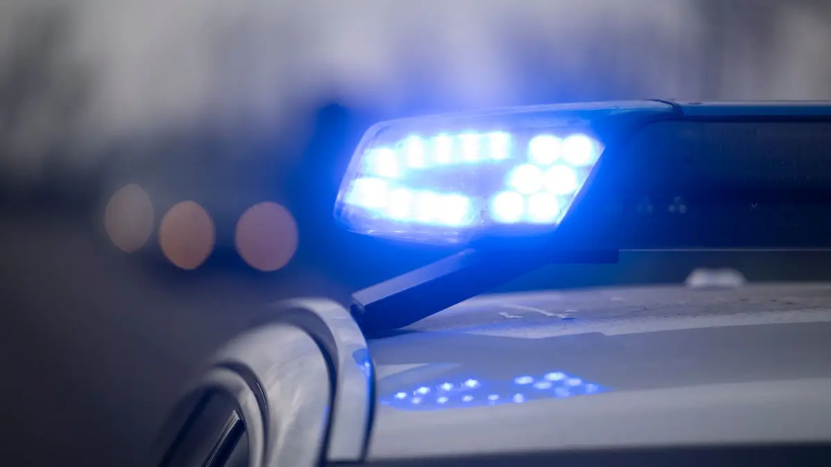 Polizei - Symbolbild: ARCHIV - 17.12.2025, Baden-Württemberg, Kehl: Ein Blaulicht blinkt während eines Fototermins mit der Deutschen Presse-Agentur (dpa) an der deutsch-französischen Grenze an einem Einsatzfahrzeug der Bundespolizei. (zu dpa: «Reifen eines Sportwagens platzt auf A67 - Fahrer verletzt») Foto: Marijan Murat/dpa +++ dpa-Bildfunk +++