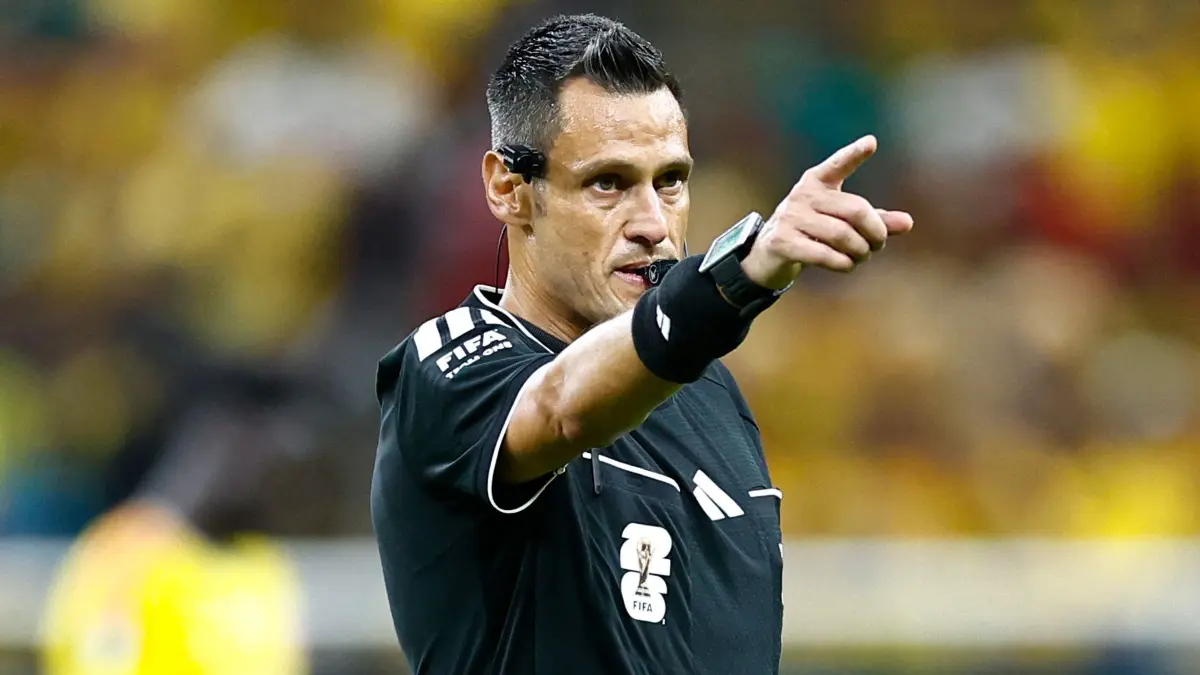 FBL-WC-2026-MATCH48-COL-COD: Italian referee Maurizio Mariani gestures during the 2026 World Cup Group K football match between Colombia and Democratic Republic of Congo at the Guadalajara Stadium in Zapopan on June 23, 2026. (Photo by Ulises RUIZ / AFP)