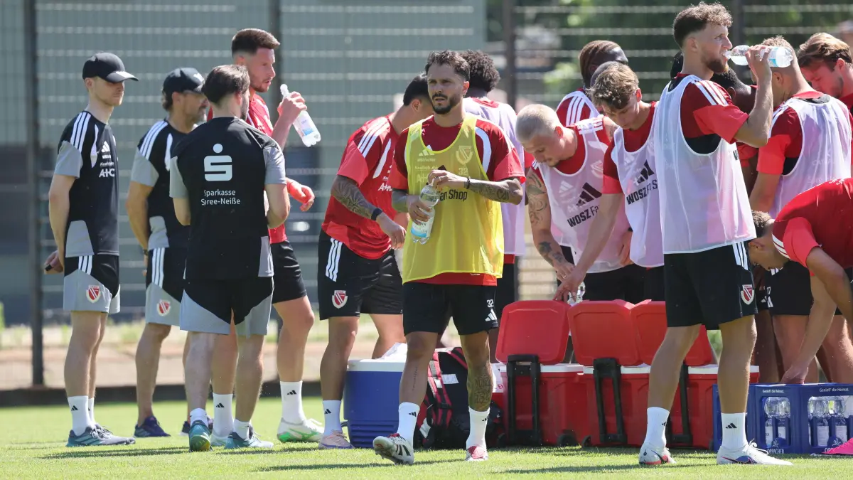 Fussball 2. Liga 2026/2027 FC Energie Cottbus - Trainingsauftakt: Trinkpause (32 Leonardo Bittencourt (Energie Cottbus, M.))