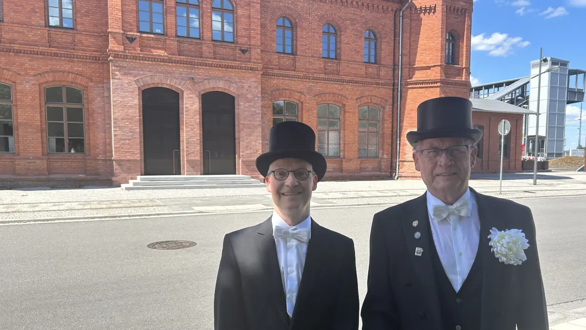 Frank Schiemann-Hülle (l.) und Klaus Mayer sind in Finsterwalde Stadtführer. Auf ihren Stadtführungen zeigen sie Besuchern der Sängerstadt die schönsten Ecken ihrer Heimat. Vielleicht wird bald auch der Bahnhof dazugehören.
