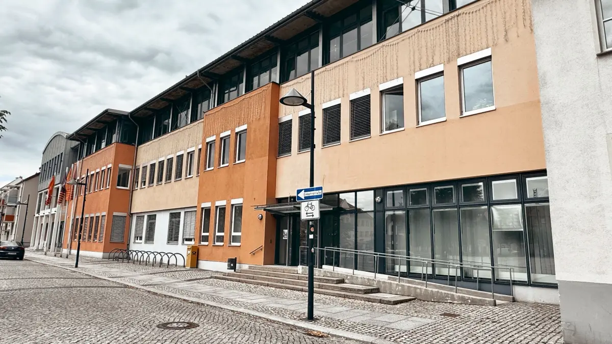 Immobilien in Lübben: Auf der rechten Seite befinden sich die ausgeschriebenen Gewerberäume der ehemaligen Postbank am Markt.