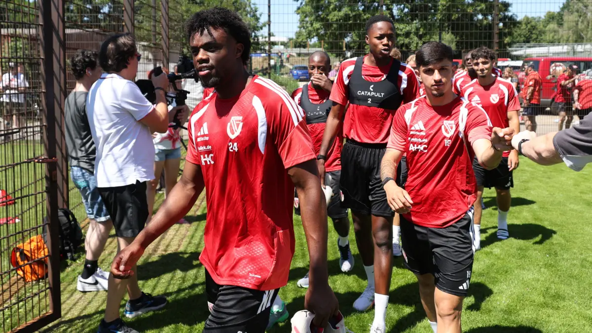 Fussball 2. Liga 2026/2027 FC Energie Cottbus - Trainingsauftakt: Die Mannschaft kommt zum Trainingsgelände.#