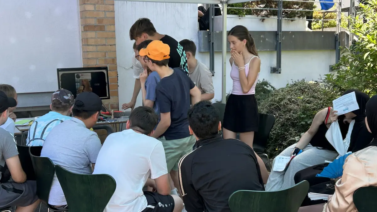Wie erkennt man KI-Videos auf Social Media? Ein kleiner Workshop bei der Station Spreu und Weizen gibt einen Einblick.