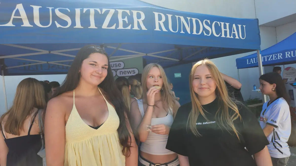 Amelie (links im Bild) und Melissa finden das Newscamp gut. Von dem Mädchen in der Mitte wissen wir den Namen nicht.