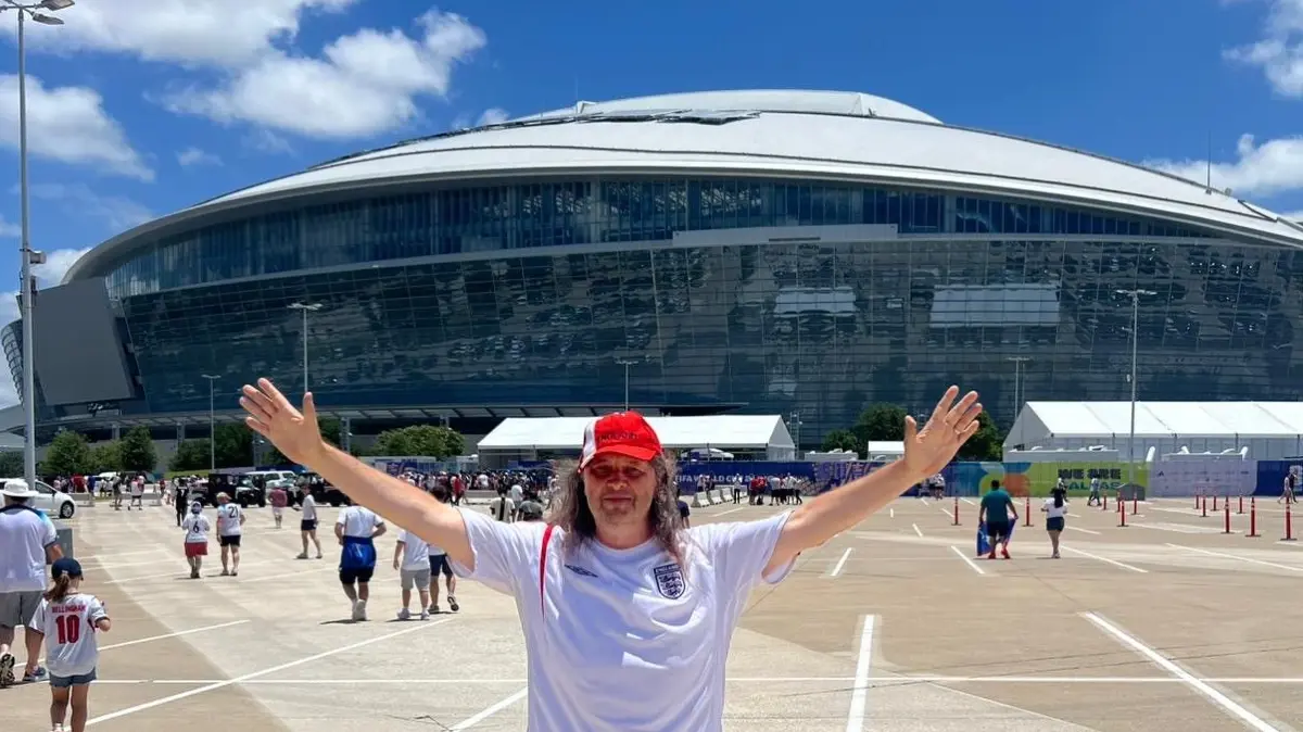 Der Brandenburger Heiko Kroworsch vor dem Stadion von Dallas beim Spiel England gegen Kroatien (4:2). In Deutschland ist er Magdeburg-Fan, aber bei der WM fiebert er für die englische Mannschaft.