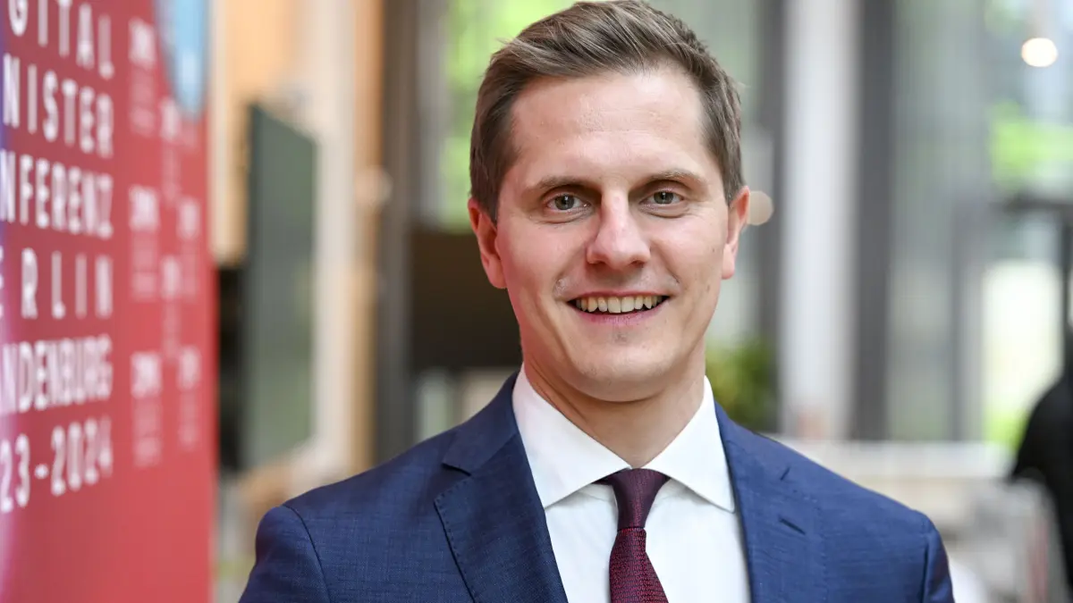 Benjamin Grimm spricht auf der Potsdamer Konferenz für Nationale CyberSicherheit über die nächsten praktischen Schritte das Land vor Hackerangriffen sicherer zu machen. (Archivbild)