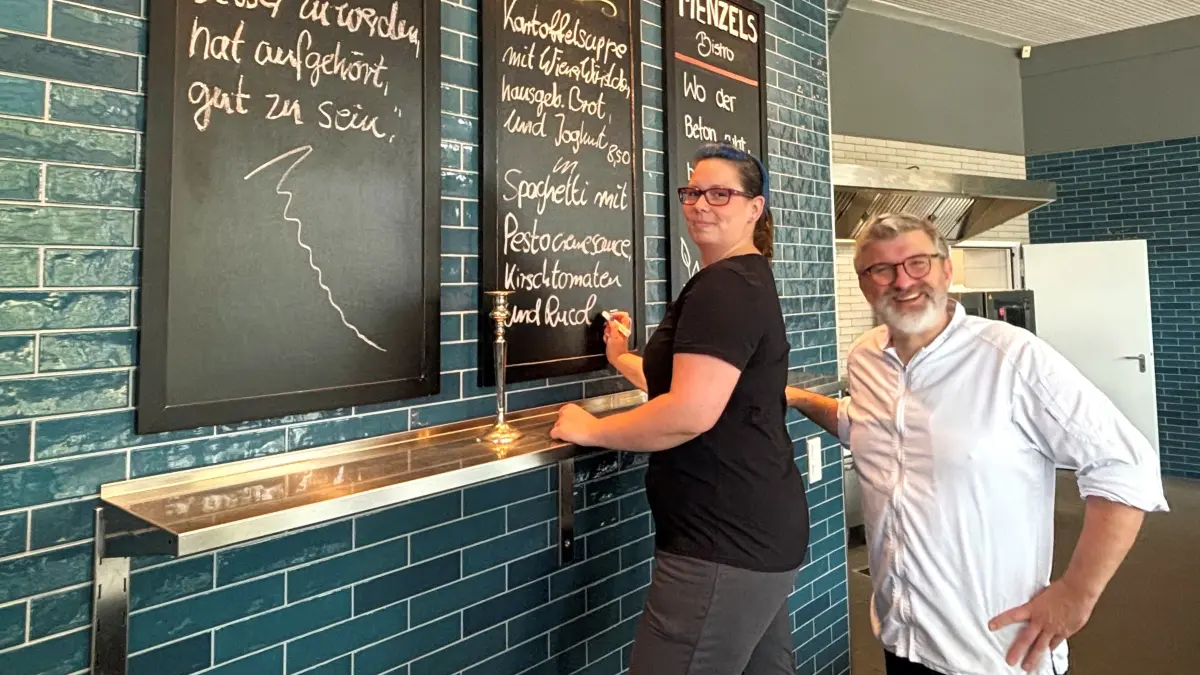 Auf der Speisetafel von Menzels Bistro in Großthiemig stehen jeden Tag frisch gekochte Gerichte. Dafür sorgen Chefkoch Thomas Kopp, Mitarbeiterin Julia Herbst und Koch Thomas Behm (nicht im Bild).