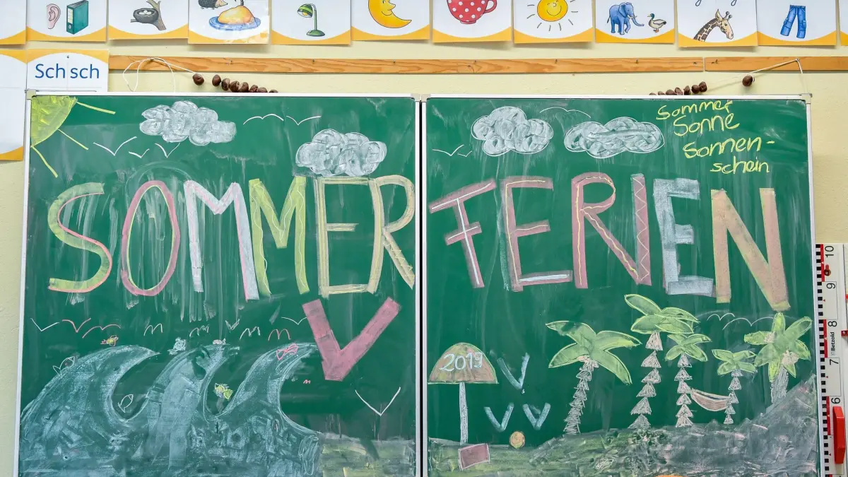 Sommerferien: ARCHIV - 18.06.2019, Brandenburg, Booßen: ILLUSTRATION: Eine Tafel mit der Aufschrift «Sommerferien» im Klassenraum einer Grundschule. (zu dpa: «Ferien mit Rad und Roman der Ehefrau - Minister auf Reisen») Foto: Patrick Pleul/dpa-Zentralbild/dpa +++ dpa-Bildfunk +++