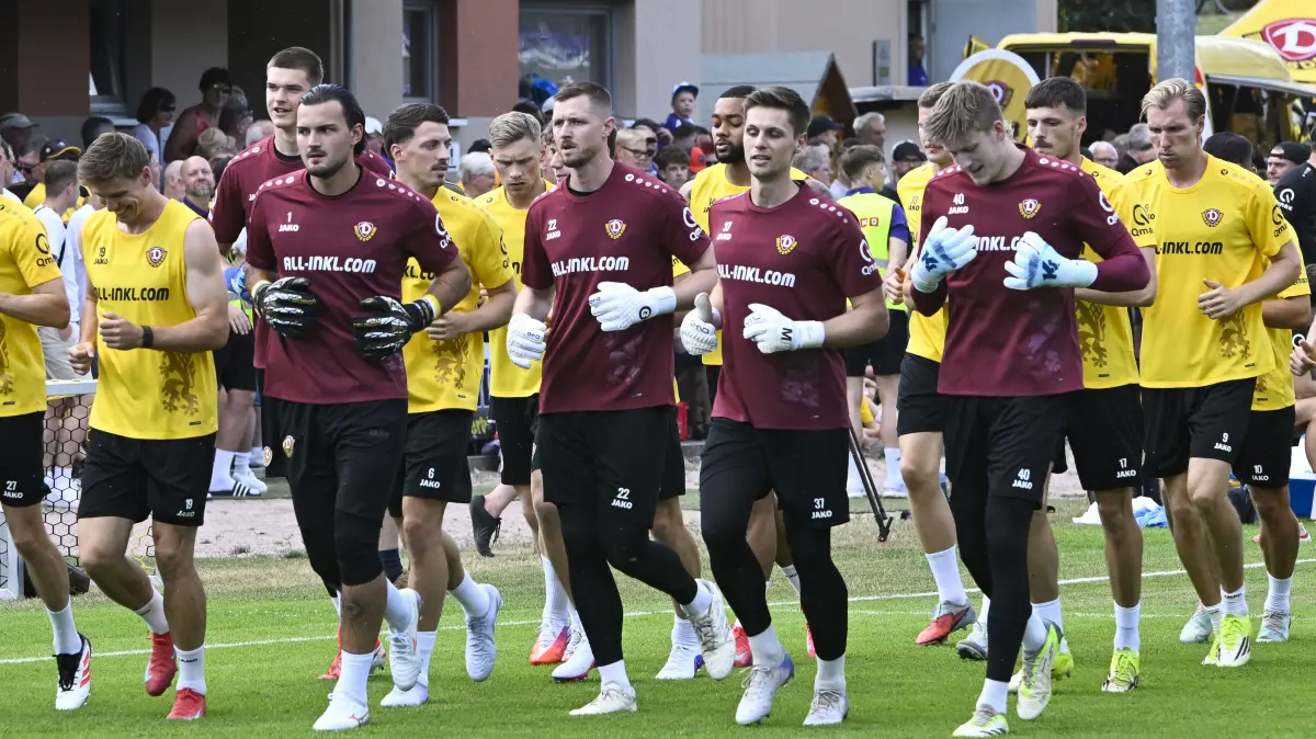 Trainingsauftakt bei Dynamo Dresden in Weinböhla: Vor 1350 Fans gab die SGD einen ersten Einblick in den Kader für die Saison 2026/27 in der 2. Fußball-Bundesliga.