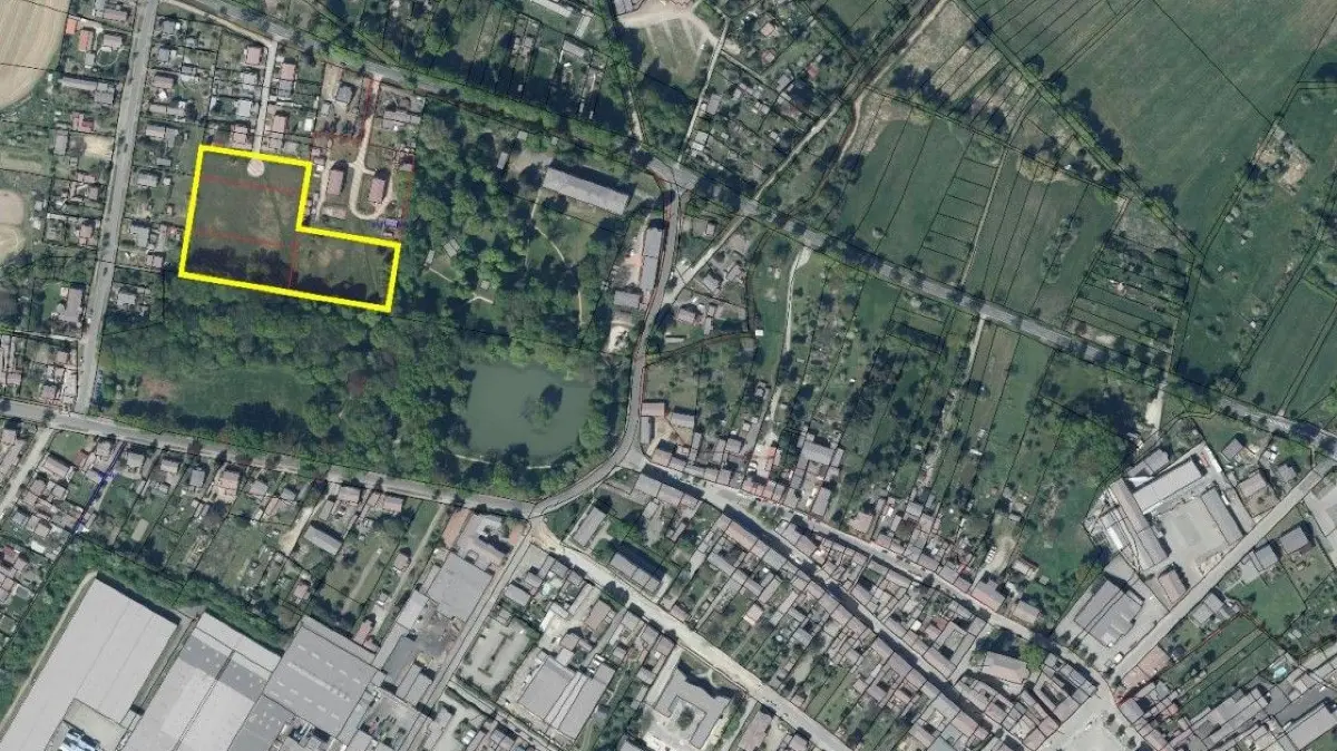 Das neue Wohngebiet in der Stadt Golßen in der Luftbild-Ansicht. Hier sollen mehrere Einfamilienhäuser und Mehrfamilienhäuser entstehen.