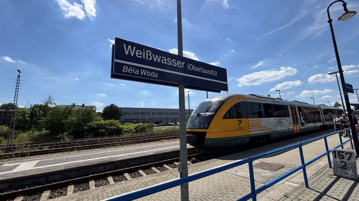 Die Odeg fährt zwischen Cottbus und Görlitz. Sie wird gut genutzt. Der Ausbau der Strecke könnte Schnellzüge fahren lassen. Doch derzeit wird der Ausbauplan diskutiert.