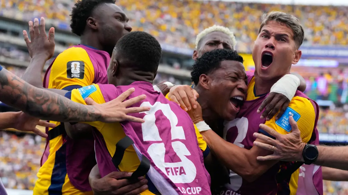 WM 2026 - Ecuador - Deutschland: 25.06.2026, USA, East Rutherford: Fußball, Männer, WM 2026, Ecuador - Deutschland, Vorrunde, Gruppe E, Spieltag 3, New York -New Jersey -Stadion, Gonzalo Plata (3vr) jubelt nach seinem Tor zum 2:1 mit den Teamgefährten. Foto: Yuki Iwamura/AP/dpa +++ dpa-Bildfunk +++