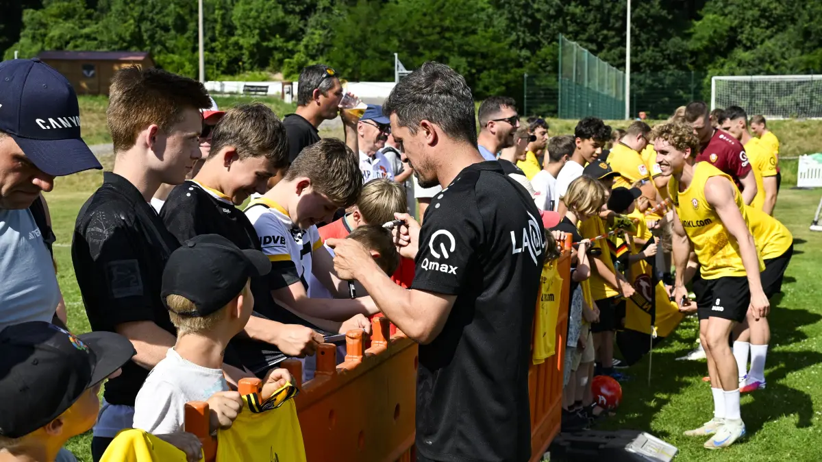 Trainingsauftakt bei Dynamo Dresden in Weinböhla: Vor 1350 Fans gab die SGD einen ersten Einblick in den Kader für die Saison 2026/27 in der 2. Fußball-Bundesliga.