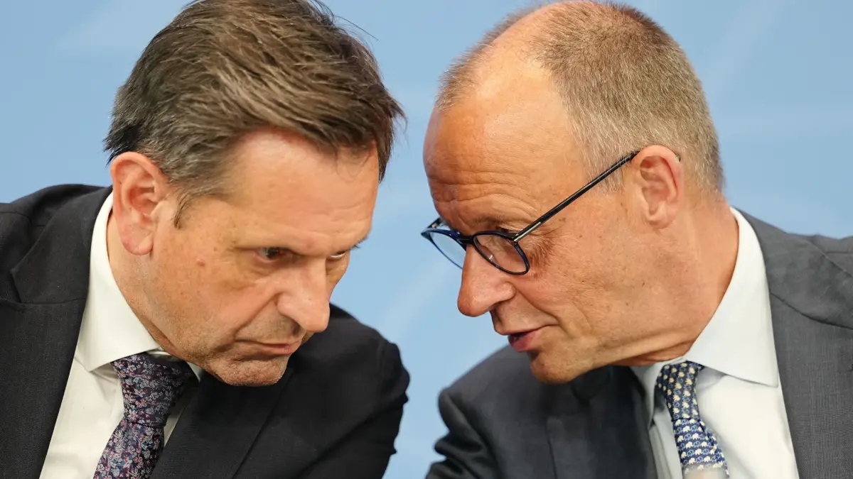 Ministerpräsidentenkonferenz: 25.06.2026, Berlin: Olaf Lies (SPD), Ministerpräsident von Niedersachsen, Bundeskanzler Friedrich Merz (CDU) und der Ministerpräsident von Rheinland-Pfalz (nicht im Bild) geben bei der Ministerpräsidentenkonferenz (MPK) im Bundeskanzleramt eine Pressekonferenz. Im Mittelpunkt stehen die Finanzbeziehungen zwischen Bund, Ländern und Kommunen. Außerdem geht es um Staatsmodernisierung, die Außen- und Sicherheitspolitik und die Energiepolitik. Foto: Kay Nietfeld/dpa +++ dpa-Bildfunk +++