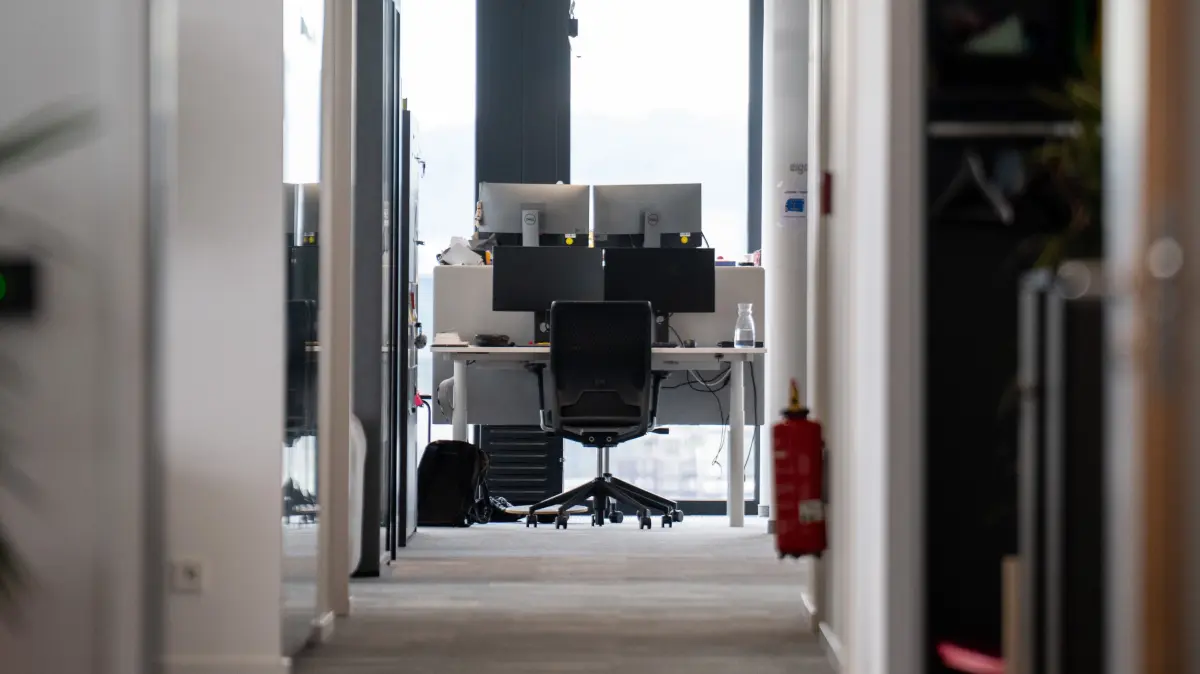 Ein leerer Arbeitsplatz ist am Ende eines Gangs in einem Büro. (zu dpa: «Unternehmensnachfolge oft problematisch») +++ dpa-Bildfunk +++