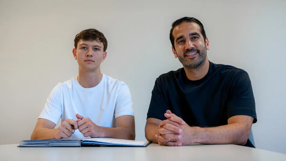 Maris Schößler (links) wechselt von Energie Cottbus zur U23 von Hertha BSC. Er unterschrieb den Vertrag im Beisein von Sasan Ghouari, Leiter der Hertha-Nachwuchsakademie.