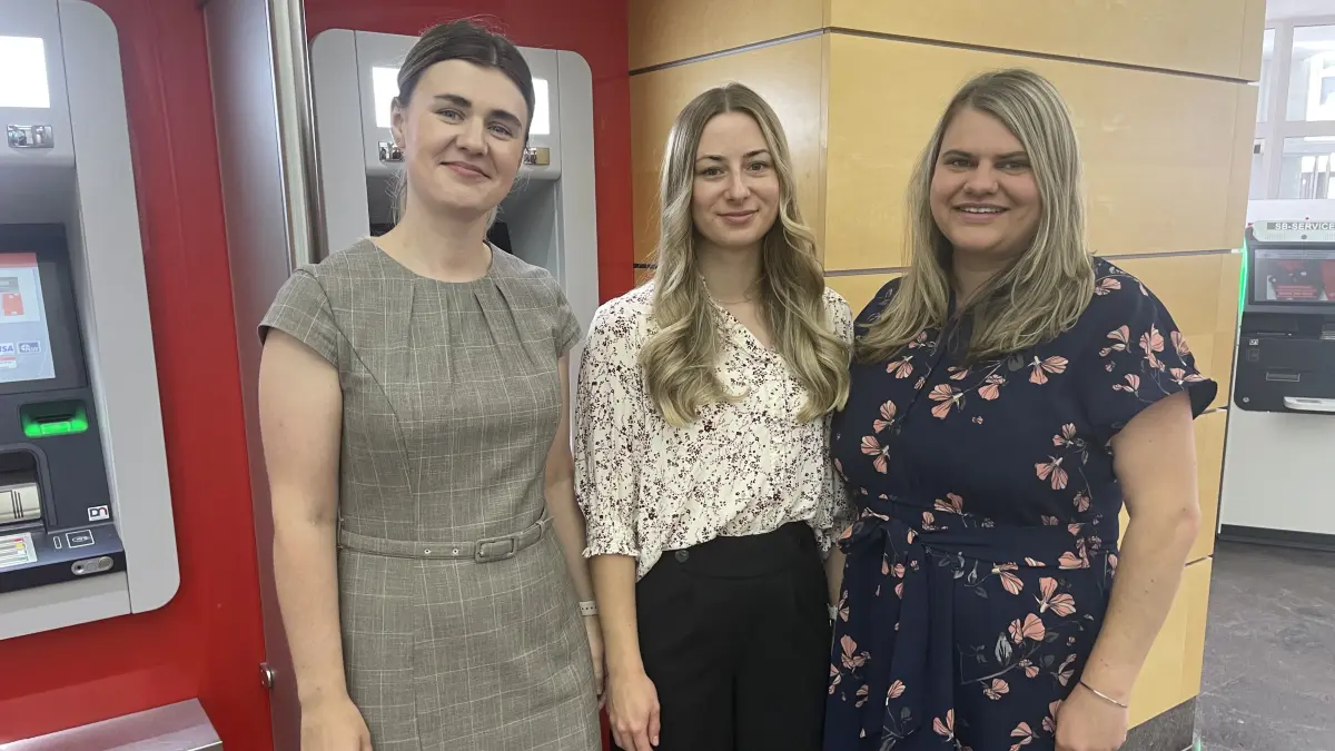 Julia Mahn, Jenny Petsch und Maria Erdmann gehören zur Hauptgeschäftsstelle der Sparkasse in Finsterwalde. Sie erklären, wie die neuen Geldautomaten der Sparkasse funktionieren.