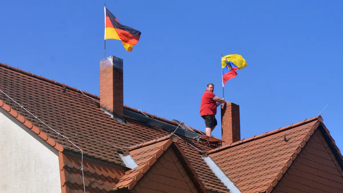 Michael Schulz steigt bei der Fußball-WM regelmäßig auf den Dachfirst seines Wohnhauses, in der Altdöberner Bahnhofstraße, um die Flaggen der spielenden Länder zu zeigen. Das Zeremoniell des Beflaggens betreibt der 54-Jährige seit 2006 bei allen Fußball-Welt- und Europameisterschaften.