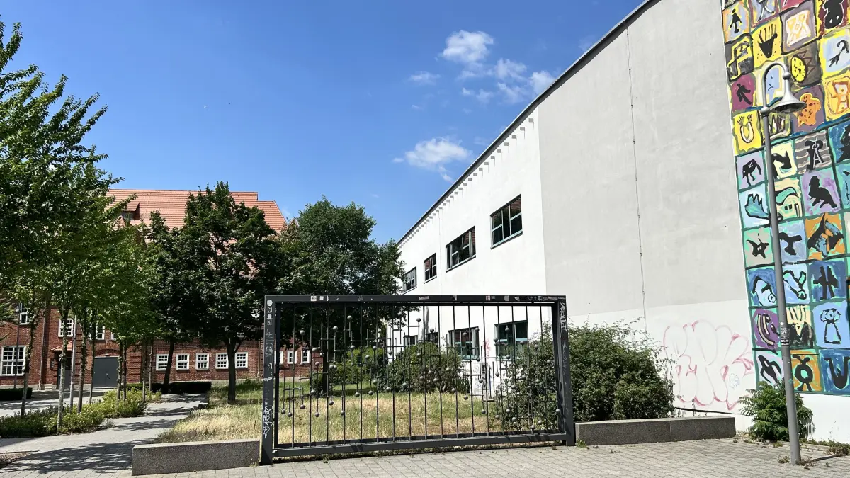 Im ehemaligen Paketverteilungszentrum mitten in Cottbus soll Großes entstehen. OB Schick hat jetzt angekündigt, wie er mit einer Einrichtung in diesem Gebäude die medizinische Versorgung der Cottbuser Bürger optimieren möchte.