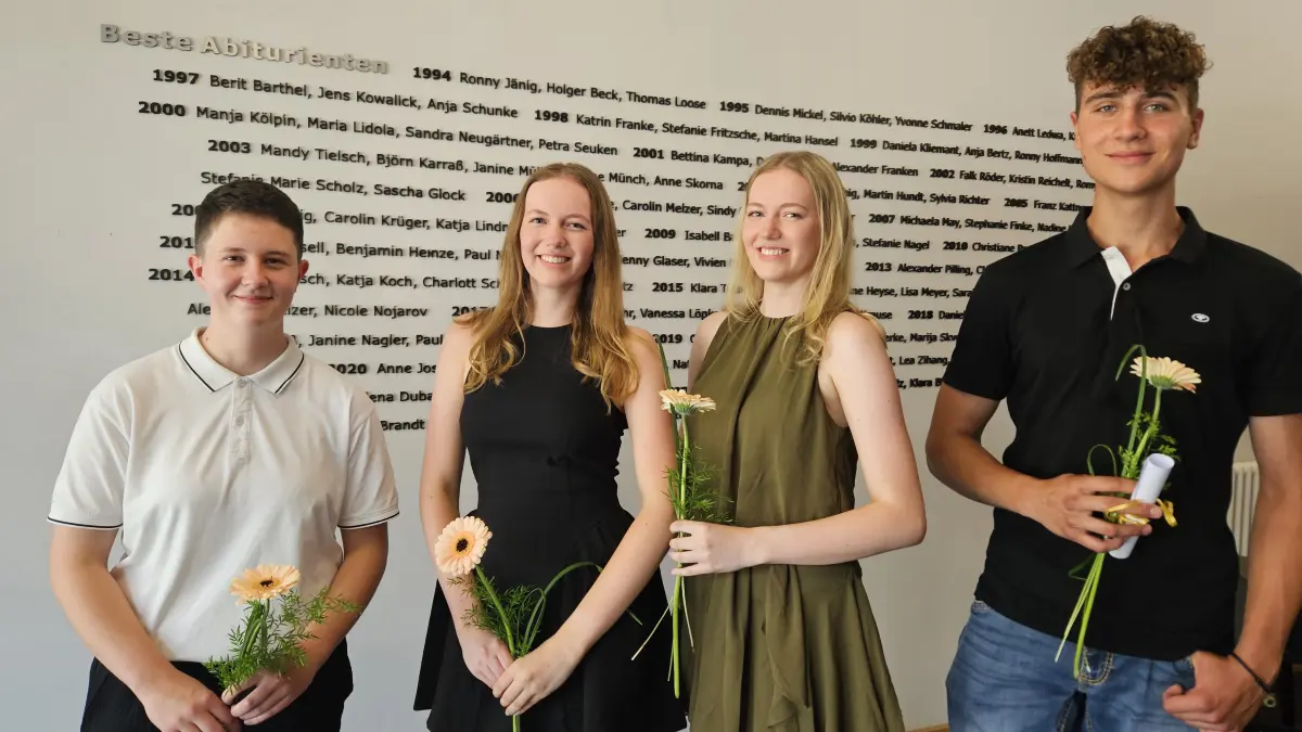 Vier weitere Namen kommen in diesem Jahr auf die Wand der Besten des Léon-Foucault-Gymnasiums. Von links: Paula Kluge, Jette Wende, Wiebke Wende und Elias Welz.