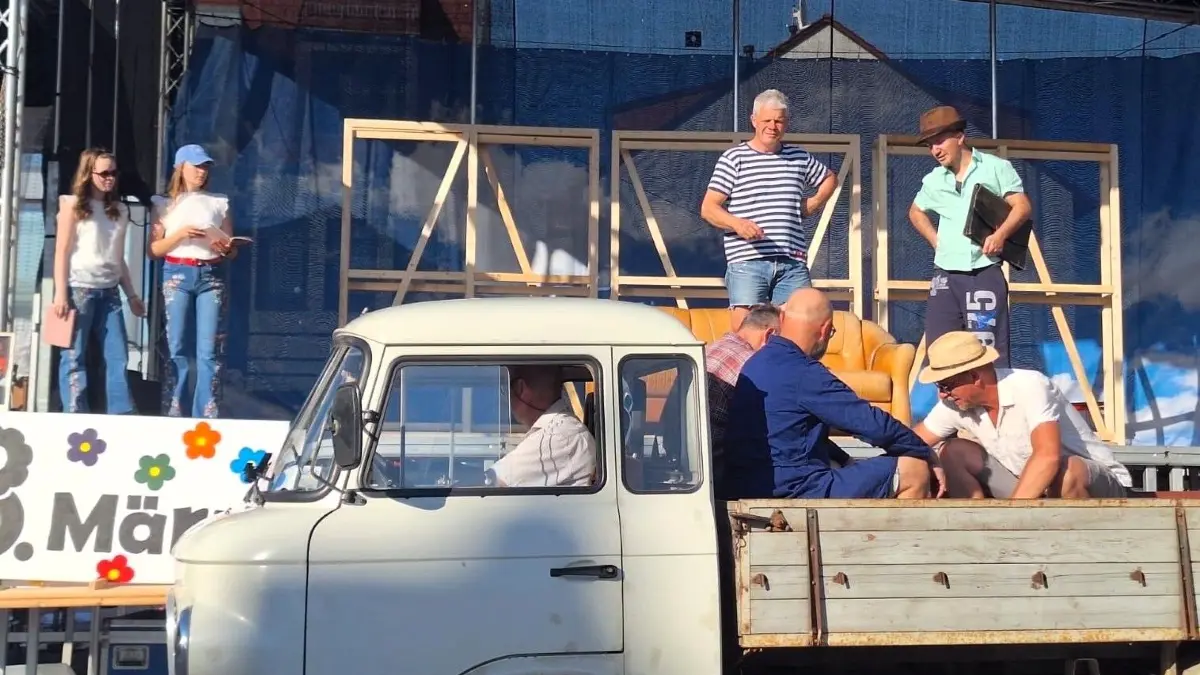 Auch alte Fahrzeuge aus DDR-Zeiten finden in dem Stück auf dem Marktplatz in Herzberg ihre Rolle.