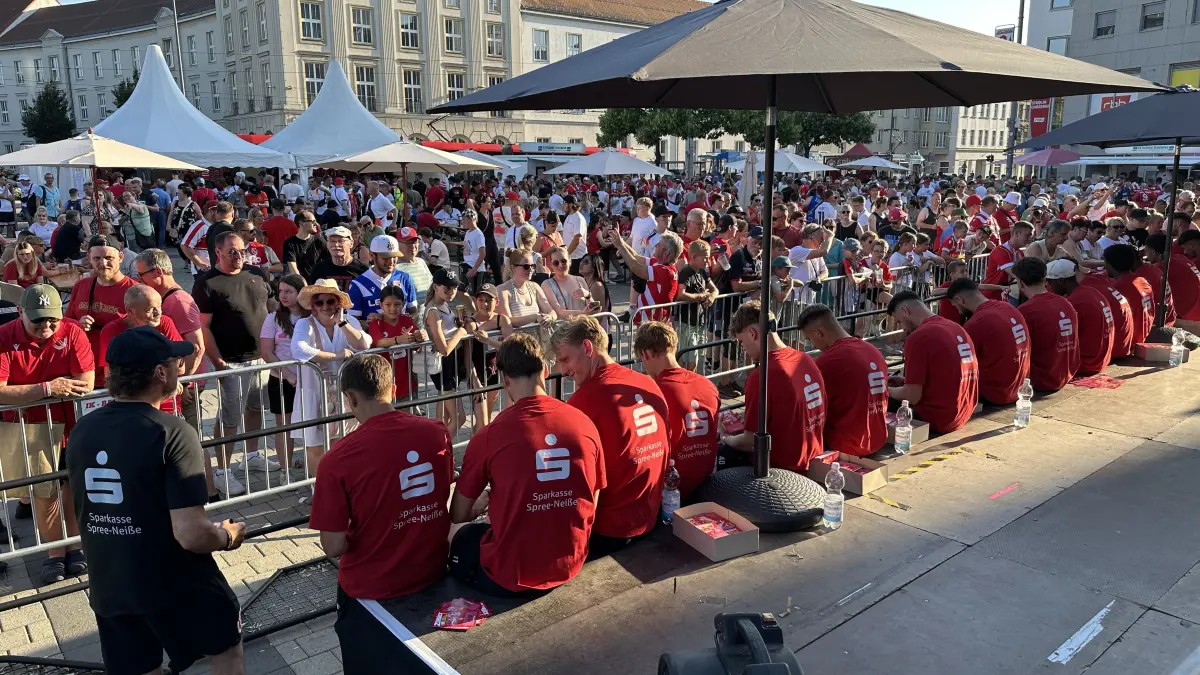 Der Stadthallenvorplatz mit den Fans von Energie Cottbus