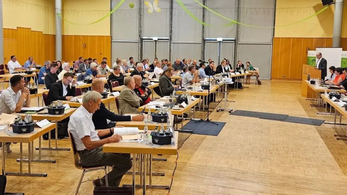 Der Kreistag im Haus des Gastes in Falkenberg: Die Frage nach einem Livestream begleitet die Sitzungen seit Längerem. (Archivbild)