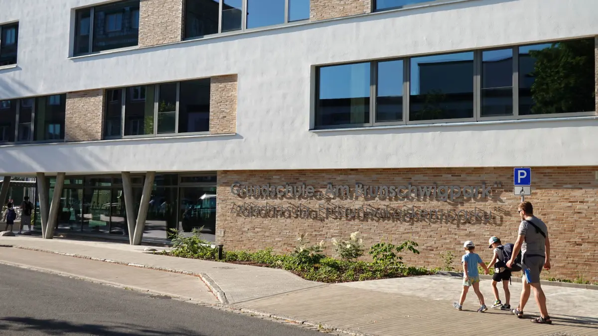 Schulweg Schule Brunschwig: Schulwegsicherung für die Grundschule Am Brunschwigpark Gulbener Strasse/Hallenser Strasse