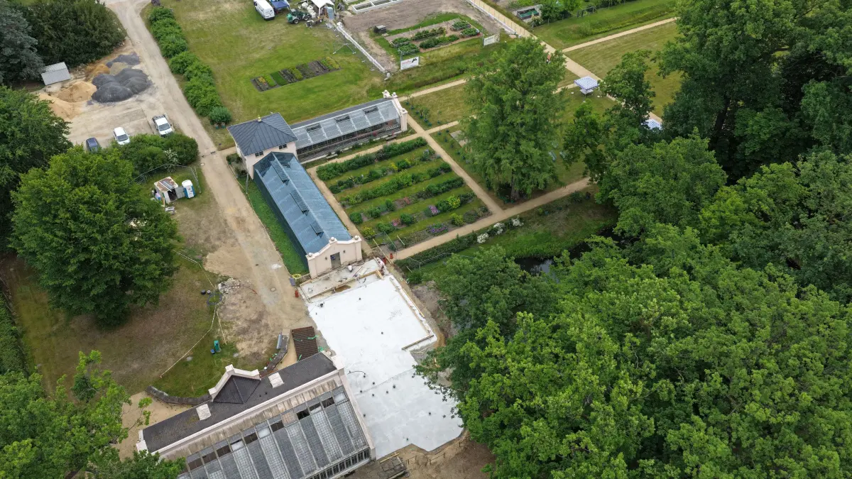 Park Branitz Baustellen: Weitere Entwicklung von Park und Schloss Branitz:
Während auf dem Frühbeethof an der Schlossgärtnerei gerade die Lehmmauern gestampft werden,
ist die Bodenplatte für das neue Vermehrungshaus/Blumenpavillon der und Frühbeethof gut zu erkennen.