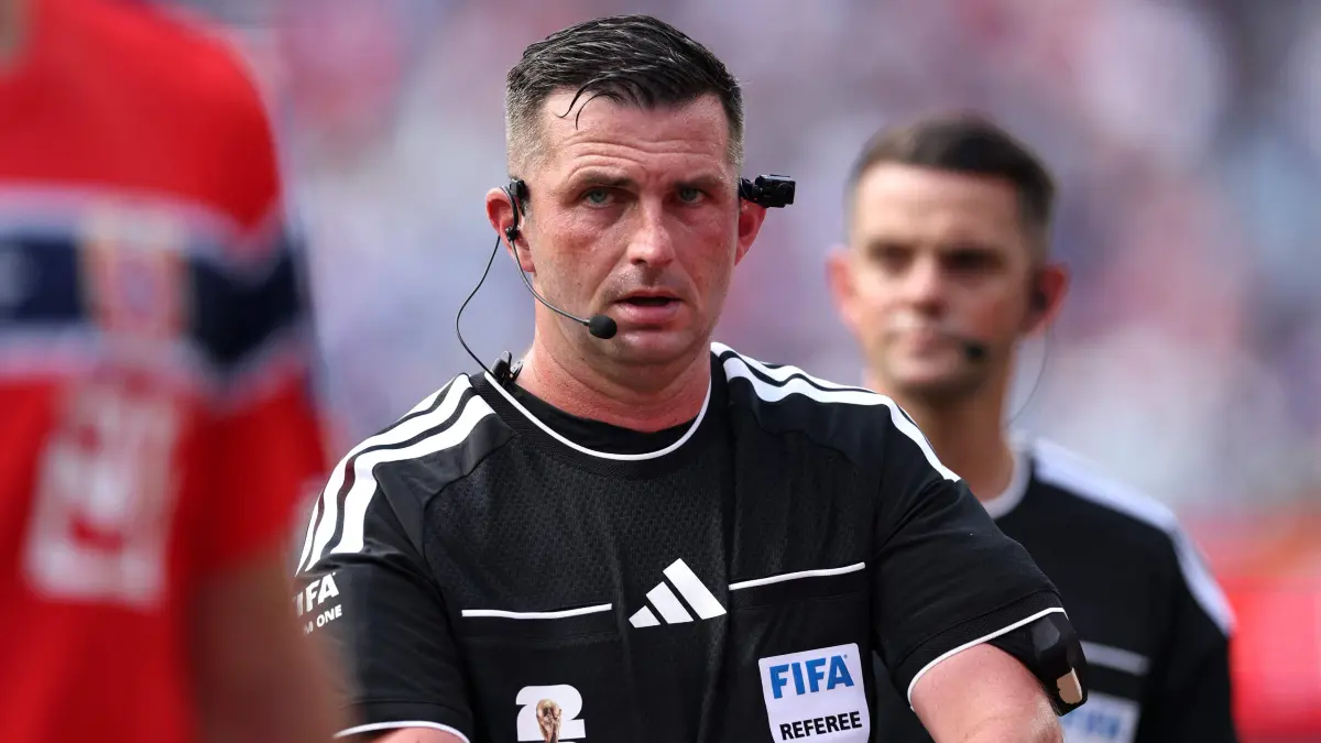 Norway v France: Group I - FIFA World Cup 2026: FOXBOROUGH, MASSACHUSETTS - JUNE 26: Referee Michael Oliver looks on during the FIFA World Cup 2026 Group I match between Norway and France at Boston Stadium on June 26, 2026 in Foxborough, Massachusetts. Mattia Ozbot/Getty Images/AFP (Photo by Mattia Ozbot / GETTY IMAGES NORTH AMERICA / Getty Images via AFP)