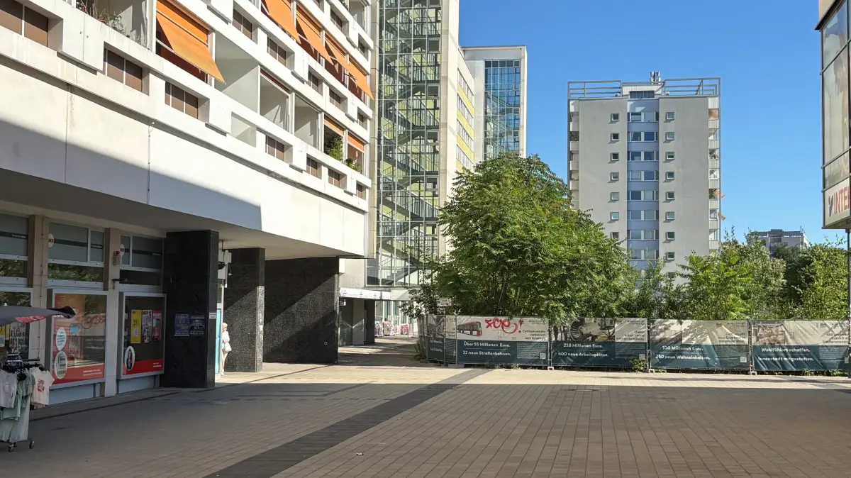 Die Stadtpromenade von Cottbus. In einem der angrenzenden Häuser ist im Februar 2026 ein Mann in seiner eigenen Wohnung brutal misshandelt worden.