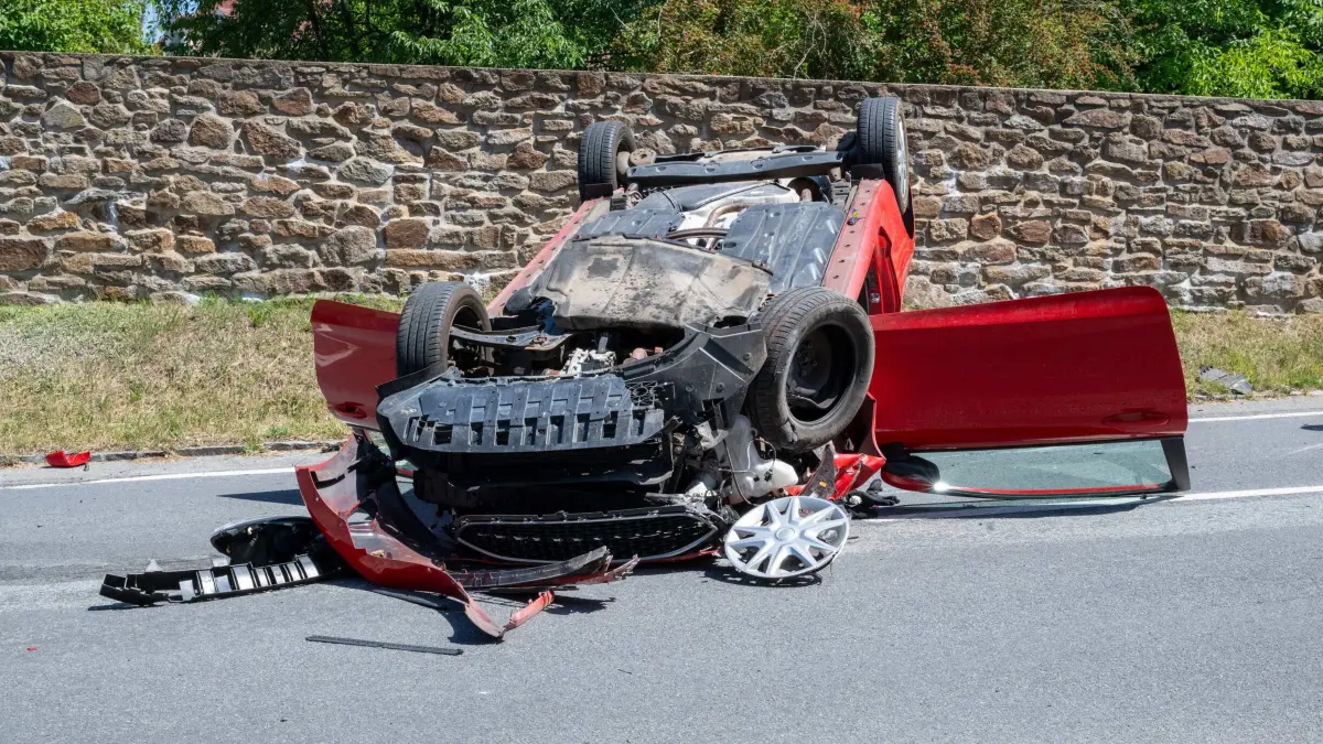 Am Freitagvormittag sind die Feuerwehren zu einem schweren Verkehrsunfall nach Kittlitz alarmiert worden. Gemeldet wurde ein Pkw, der sich in der Ortschaft ueberschlagen haben soll und aus dem starker Qualm aufstieg.
Beim Eintreffen der Einsatzkraefte bestaetigte sich die Lage: Auf der Weissenberger Landstrasse lag ein Ford auf dem Dach. Einsatzkraefte befreiten den Fahrer aus dem Unfallwagen.
Neben den Feuerwehren aus Kittlitz, Lautitz und Loebau waren auch ein Notarzt, der Rettungsdienst, die Polizei sowie ein Rettungshubschrauber im Einsatz. Nachdem der Brandschutz sichergestellt und die ersten Massnahmen abgeschlossen waren, richteten die Kameraden den ueberschlagenen Pkw mit vereinten Kraeften wieder auf.
Die Weissenberger Landstrasse war waehrend des Einsatzes voll gesperrt. Wie es zu dem Unfall kam und wie schwer der Fahrer verletzt wurde, ist derzeit noch Gegenstand der Ermittlungen.