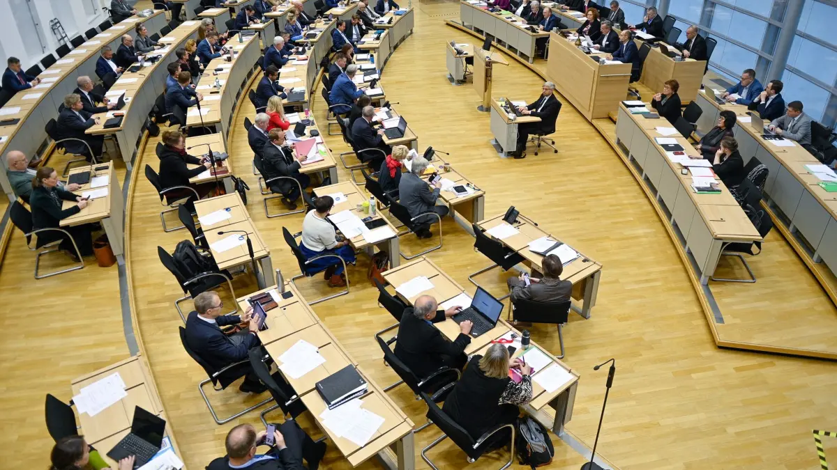 Sitzung des Landtags von Sachsen-Anhalt: ARCHIV - 20.11.2024, Sachsen-Anhalt, Magdeburg: Abgeordnete sitzen im Plenarsaal des Landtages von Sachsen-Anhalt. Dort begann am Morgen zur 77. Sitzung des Landtages. (zu dpa: «Landtag pocht auf Reformen bei ARD und ZDF») Foto: Klaus-Dietmar Gabbert/dpa +++ dpa-Bildfunk +++