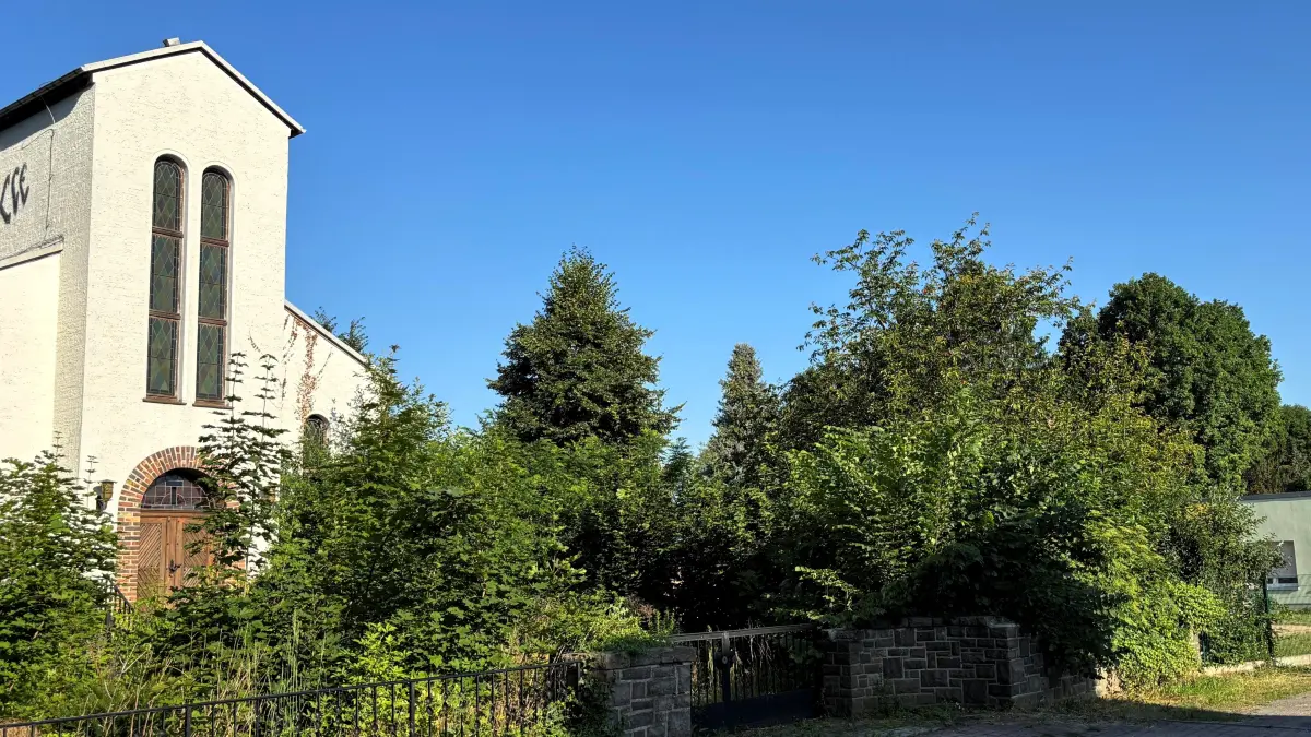 Nach wie vor "wartet" das Gebäude der ehemaligen Neuapostolischen Kirche in Uebigau zwischen Schloss und Kita darauf, eine neue Bestimmung zu erhalten.