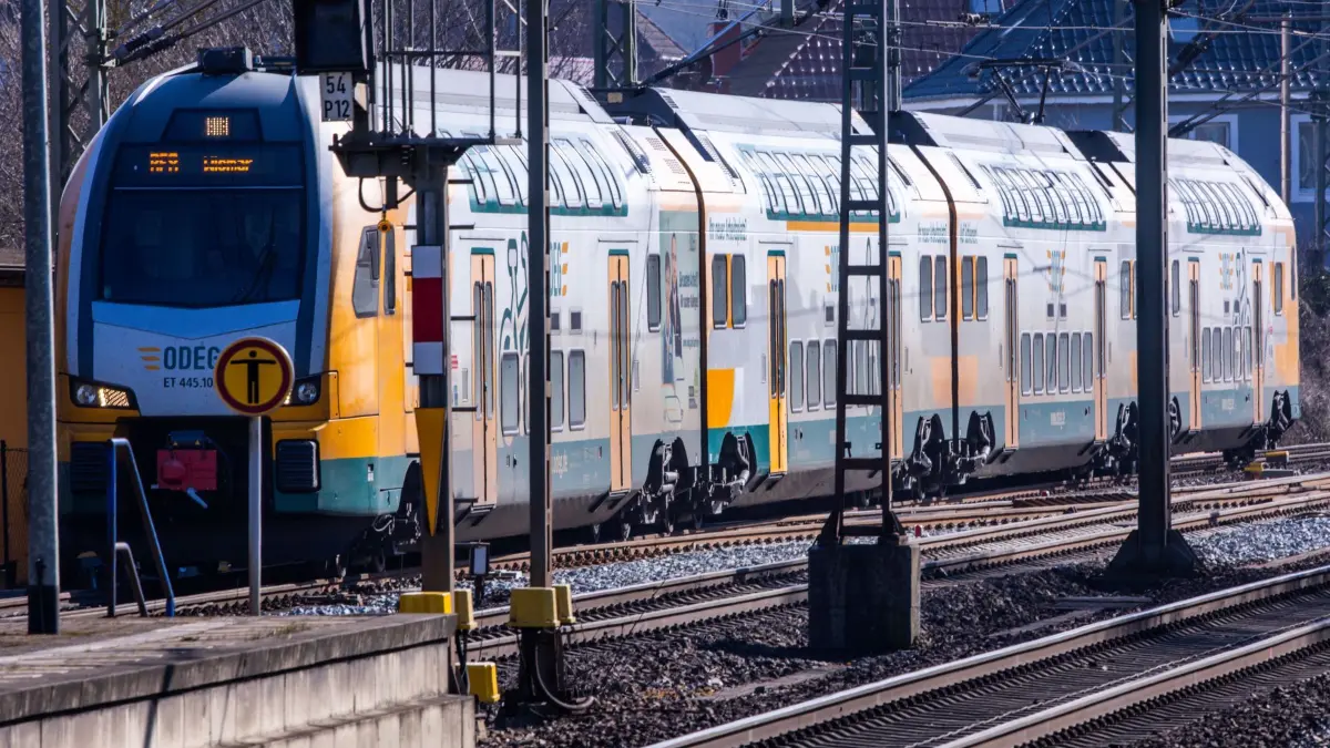RE-Stopps entfallen wegen Hitze: ARCHIV - 07.03.2025, Mecklenburg-Vorpommern, Ludwigslust: Ein Nahverkehrszug der Ostdeutschen Eisenbahngesellschaft (ODEG) fährt in den Bahnhof. (zu dpa: «Regionalbahn-Stopps entfallen am Wochenende hitzebedingt») Foto: Jens Büttner/dpa +++ dpa-Bildfunk +++