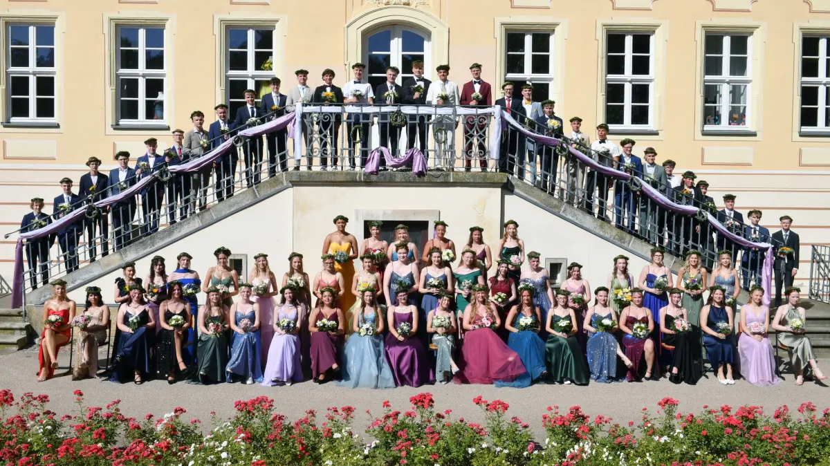 Abitur 2026 Elsterschloss- Gymnasium Elsterwerda – Zeugnisausgabe und Bekränzung: Abitur 2026 Elsterschloss- Gymnasium Elsterwerda – Zeugnisausgabe und Bekränzung
-