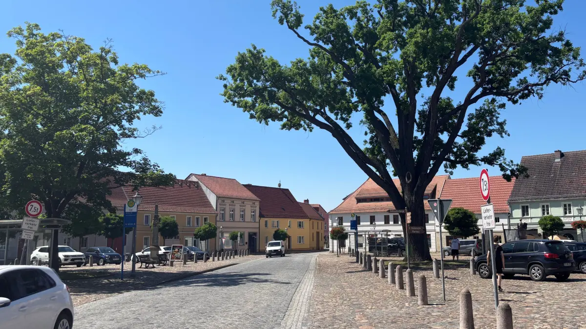 So idyllisch wie im Sommer ist der Marktplatz in Uebigau an Silvester keineswegs.