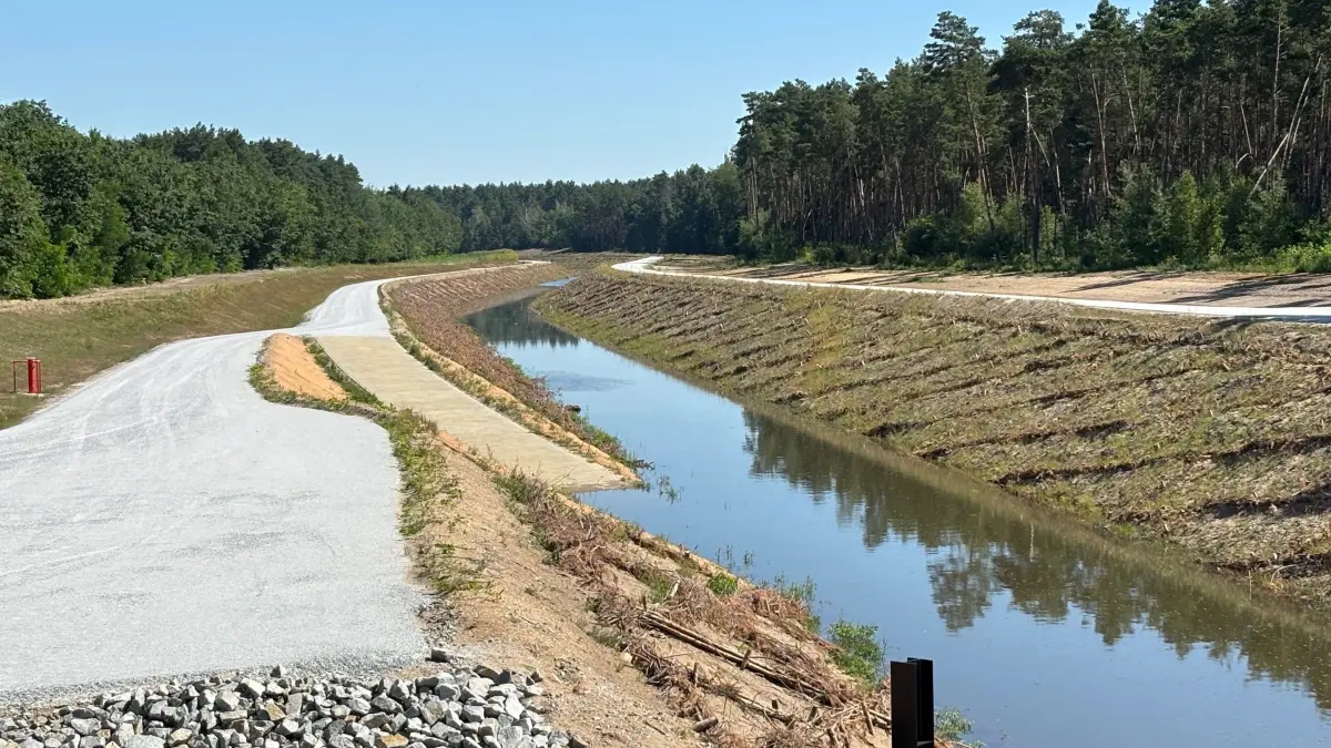 Seit Ende Juni führt der Ableiter Sedlitz dauerhaft Wasser. Links und rechts der Wasserstraße verlaufen gut ausgebaute Wege. Diese verbinden Senftenberg mit dem Sedlitzer See.